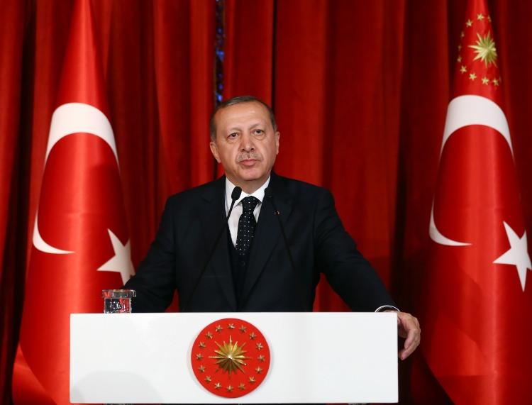 <p>Ama özellikle FETÖ’cü darbe girişimi ve Suriye kaynaklı çokuluslu terörle birlikte Erdoğan’ın kaderi Türkiye’nin kaderi haline geldi.</p>
<p> </p>