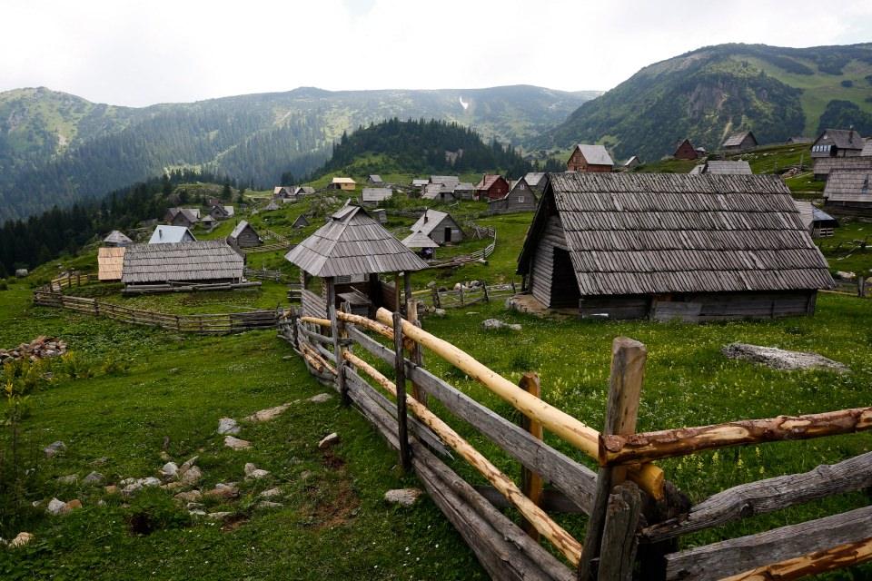 <p>Vranica dağının tepesindeki bir buzul gölü olan Prokosko, Saraybosna, Mostar, Travnik gibi şehirlerin yanında ülkenin "saklı cenneti" olarak gösteriliyor.</p>
