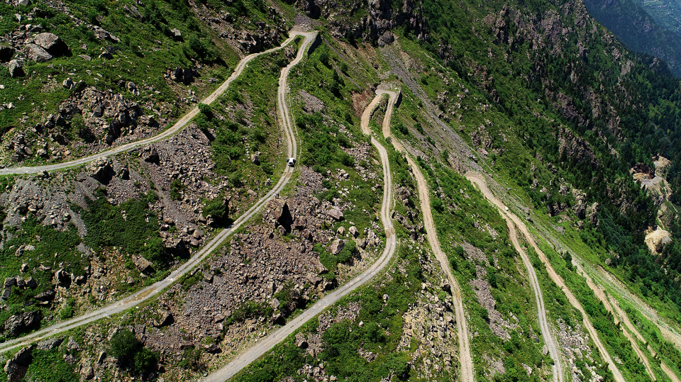 <p>Yolun, dünya genelinde "zor yol" olarak bilinirliğinin arttığına işaret eden Ayvazoğlu, "Buradaki yol, dünyada zorlu yollar listesine girmiş durumda. Bölgede yolculuk yapanlara ayrı bir adrenalin yaşatıyor." dedi.</p>