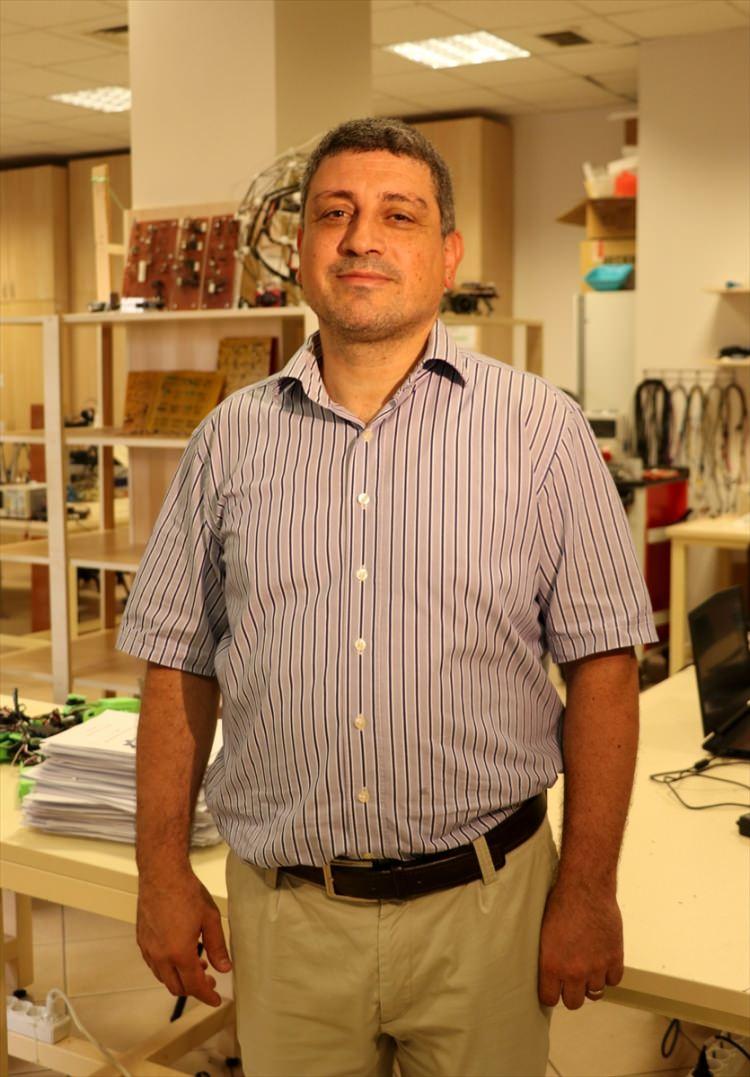 <p><strong>"Zor arazi koşullarında büyük hareket kabiliyeti"</strong></p>

<p>Savunma sanayisinde teknoloji tabanlı sistemlerin yaygınlaşmasıyla gelecekte savaş alanlarında askerlerin yerine robotların savaşacağını söyleyen Bingül, "Sizin robotlarınız ne kadar yüksek kabiliyetlere sahipse o kadar başarılı bir savaş gerçekleştireceksiniz. Dolayısıyla geliştirdiğimiz robotun kol olarak kullanılabilen bacaklarına silah sistemleri entegre edilerek savaş alanında bu sistem çok rahat kullanılabilir. Bir makineli tüfek veya lazer silah sistemi yerleştirilebilir. Bunlar her türlü savaş koşullarında kullanılabilir. Bu 6 bacaklı sistemin en önemli özelliklerinden birisi de zor arazi koşullarında çok büyük hareket kabiliyeti sağlaması" dedi.</p>
