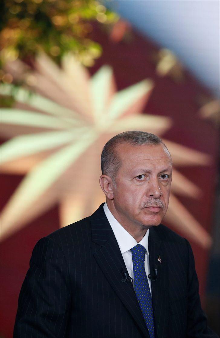<p>24 Haziran’da, partisinin 10 puan üzerinde, 26 milyondan fazla oy alarak, cumhurbaşkanlığı hükümet sistemine geçilirken yüzde 52.5’le Türkiye’nin ilk başkanı seçildi. İşte Erdoğan’ın hikâyesi:</p>

<p> </p>
