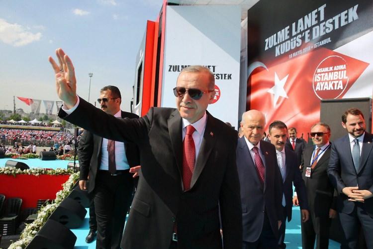 <div><strong>2009 -</strong> Yerel seçimlerde yüzde 39’la yine galip çıktı.</div>

<div> </div>
