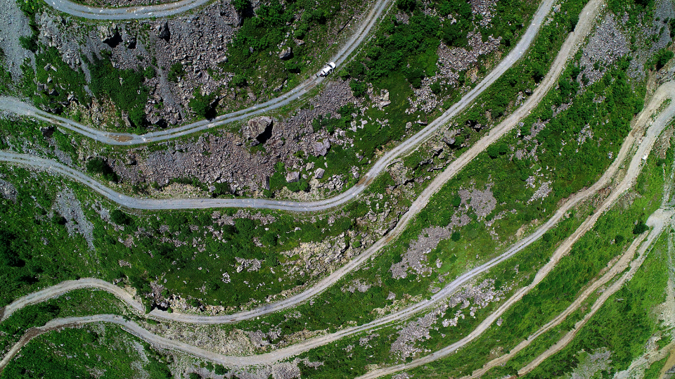 <p>Yol, kar yağışı nedeniyle yılın neredeyse 6 ayında ulaşıma kapanıyor. Yazın gelmesiyle zirvelerde eriyen karlar, adeta bir tablo gibi manzarası bulunan dağların arasından süzülerek derelere ulaşıyor. </p>