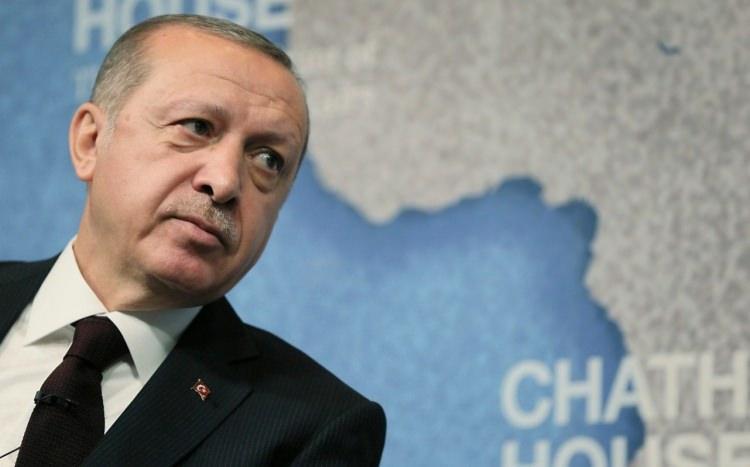 <p><strong>YASAK KALKTI</strong></p>

<p>AK Parti’nin kazandığı seçimden 2 gün sonra Erdoğan ile kendisini ziyaret edip “Gereksiz gerginliklerle vazoyu kırmayalım” diyen dönemin CHP Genel Başkanı Deniz Baykal arasında “vazo mutabakatı” sağlandı.</p>
