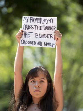 <p>Amerika Birleşik Devletleri Başkanı Donald Trump&rsquo;ın g&ouml;&ccedil;men aileleri &ccedil;ocuklarından ayıran &ldquo;Sıfır Tolerans&rdquo; politikasını eleştiren y&uuml;z binlerce kişi ABD&rsquo;nin &ccedil;eşitli yerlerindeki 650&rsquo;den fazla noktada sokağa &ccedil;ıktı.&nbsp;</p>
