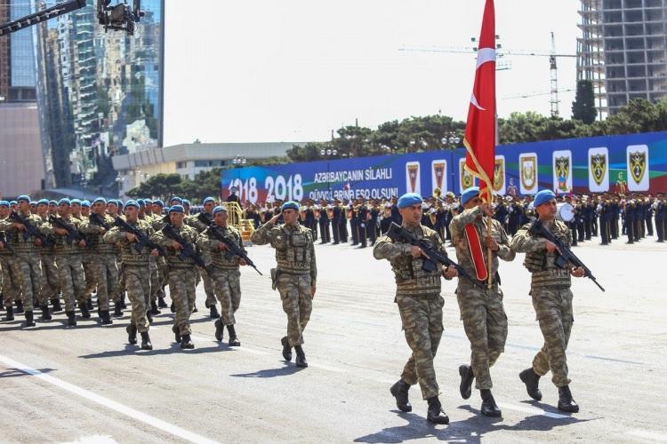 <p>Genelkurmay Başkanı Orgeneral Hulusi AKAR, Azerbaycan Silahlı Kuvvetlerinin 100’üncü kuruluş yıl dönümü törenlerine katılmıştır. Törenlere Türk Silahlı Kuvvetlerini temsilen bir Tören Birliği de iştirak etmiştir.</p>
<p> </p>