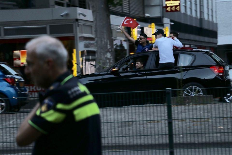<p>Hollanda&rsquo;nın Rotterdam kentinde T&uuml;rklerin se&ccedil;im gecesi sokaklarda zafer turları atmasından b&uuml;y&uuml;k rahatsızlık duyan yeni koalisyon, ortaklık anlaşmasına 'kamu d&uuml;zenini bozabilecek' se&ccedil;imlerin Rotterdam&rsquo;da yapılmasına izin verilmemesini &ouml;ng&ouml;ren bir madde eklendiğini bildirdi.</p>

<p>&nbsp;</p>

