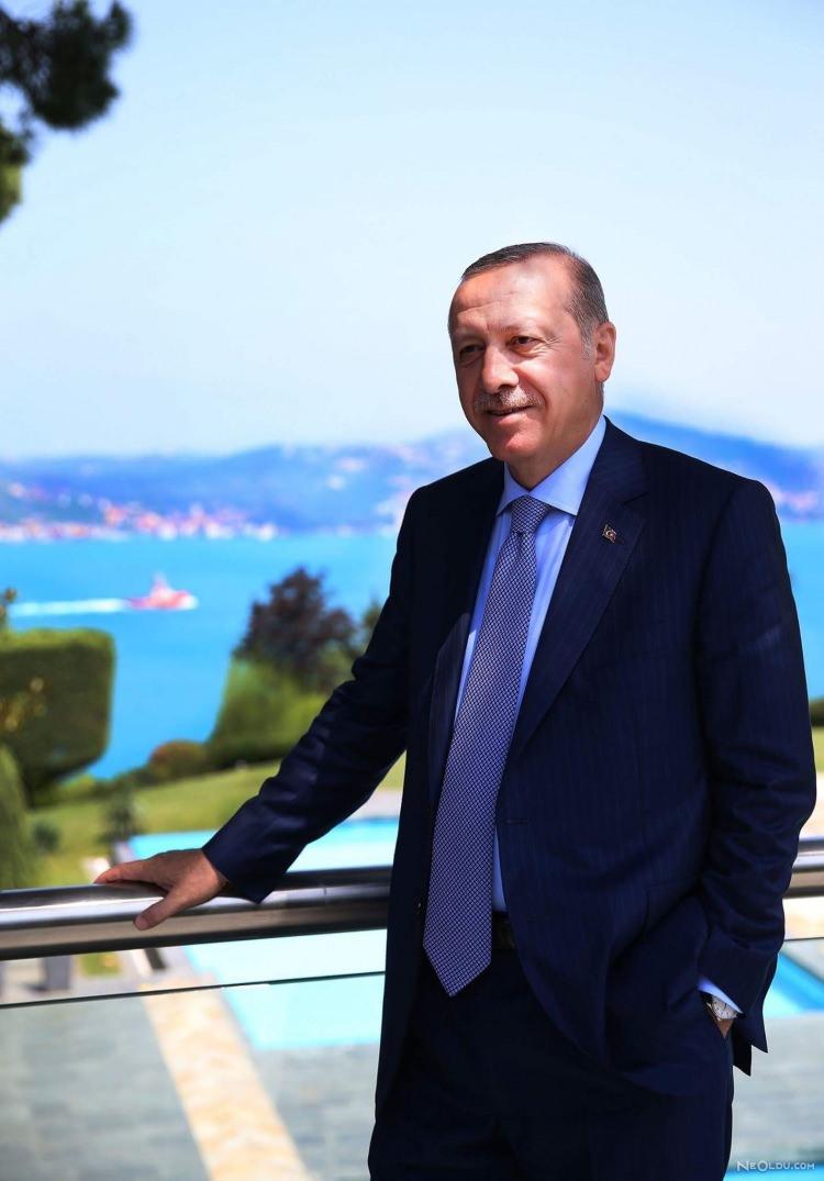 <p>İstanbul’da giderek tanınan Erdoğan, 1989 seçimlerinde Beyoğlu Belediye Başkanı adayı oldu.</p>
<p> </p>
