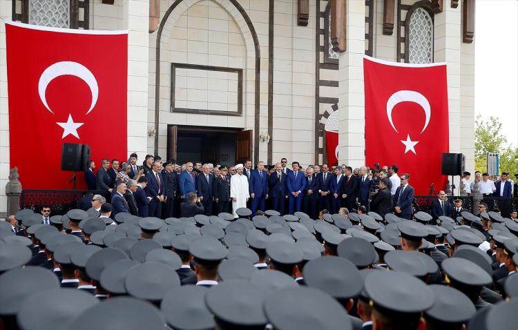 <p>Cumhurbaşkanı ve AK Parti Genel Başkanı Recep Tayyip Erdoğan, Jandarma ve Sahil Güvenlik Akademisi'nde yapımı tamamlanarak ibadete açılan caminin açılış törenine katıldı.</p>

<p> </p>
