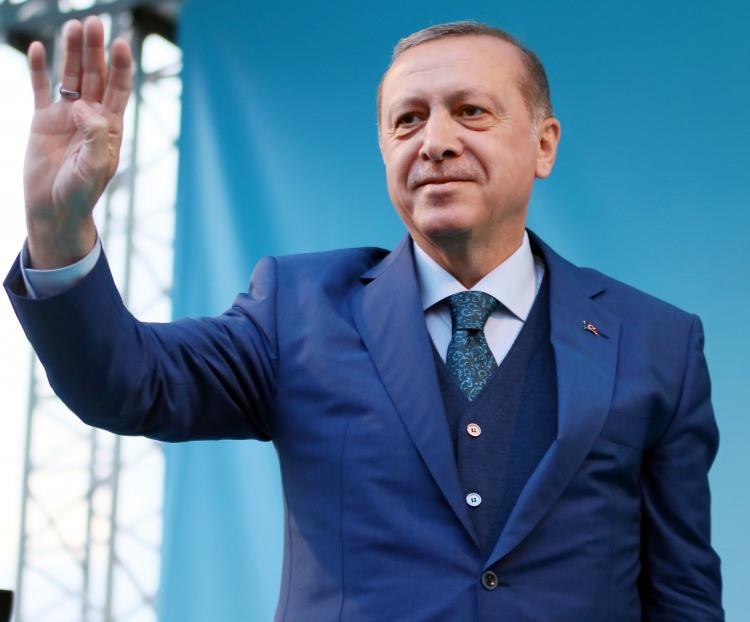 <p>Batı’dan, muhalefetten giderek yükselen sesler Erdoğan’ı otoriterlikle eleştirdi ama Erdoğan her girdiği seçimi oyunu artırarak, kendisini tereddütsüz seven vefalı kitlesini büyüterek kazandı.</p>

<p> </p>
