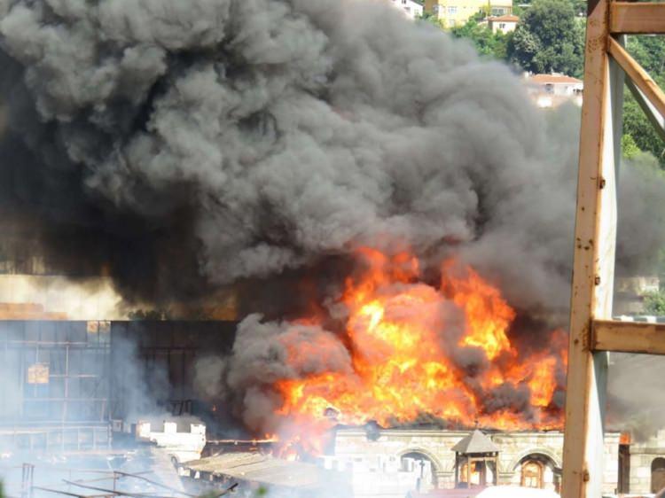 <p>Beykoz'da dizi ve film stüdyosu olarak kullanılan tarihi fabrikada yangın çıktı.<br />
<br />
Yangının Diriliş Ertuğrul dizisinin setinde çıktığı belirtildi</p>
