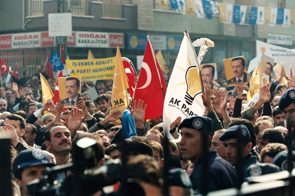 <p>AK Parti Genel Merkezi düzenlenen törenle açıldı. Törene AK Parti Genel Başkanı Recep Tayyip Erdoğan katılarak balkondan partilileri selamladı.</p>

<p>- 1 Kas 2001</p>
