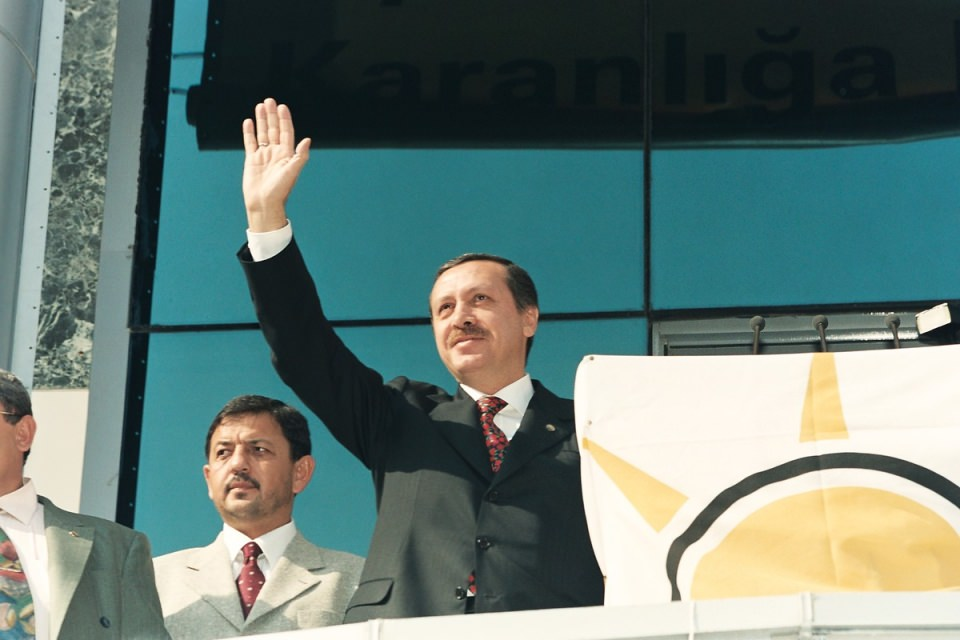 <p>Törene AK Parti Genel Başkanı Recep Tayyip Erdoğan katılarak balkondan partilileri selamladı.<br />
<br />
- 1 Kas 2001</p>
