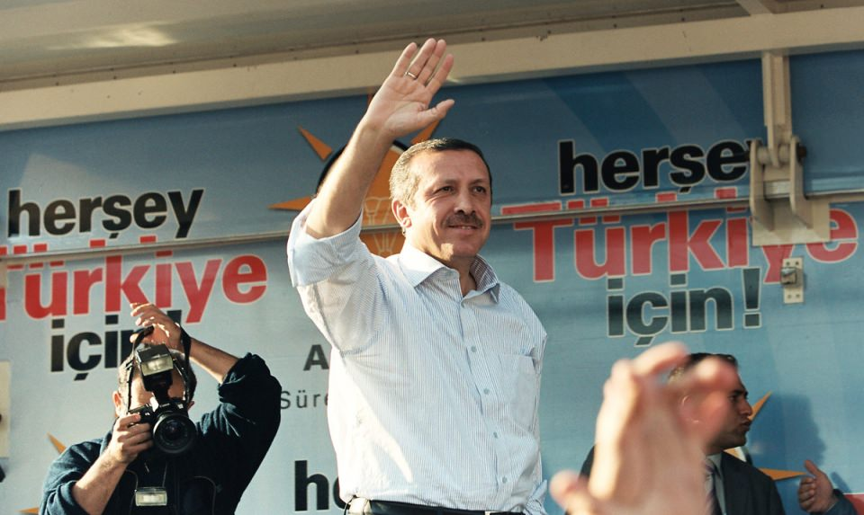 <p>AK Parti seçim çalışmaları kapsamında Ankara'da miting düzenledi. Mitingde AK Parti Genel Başkanı Recep Tayyip Erdoğan partililere hitap etti.</p>

<p>- 30 Eki 2002</p>
