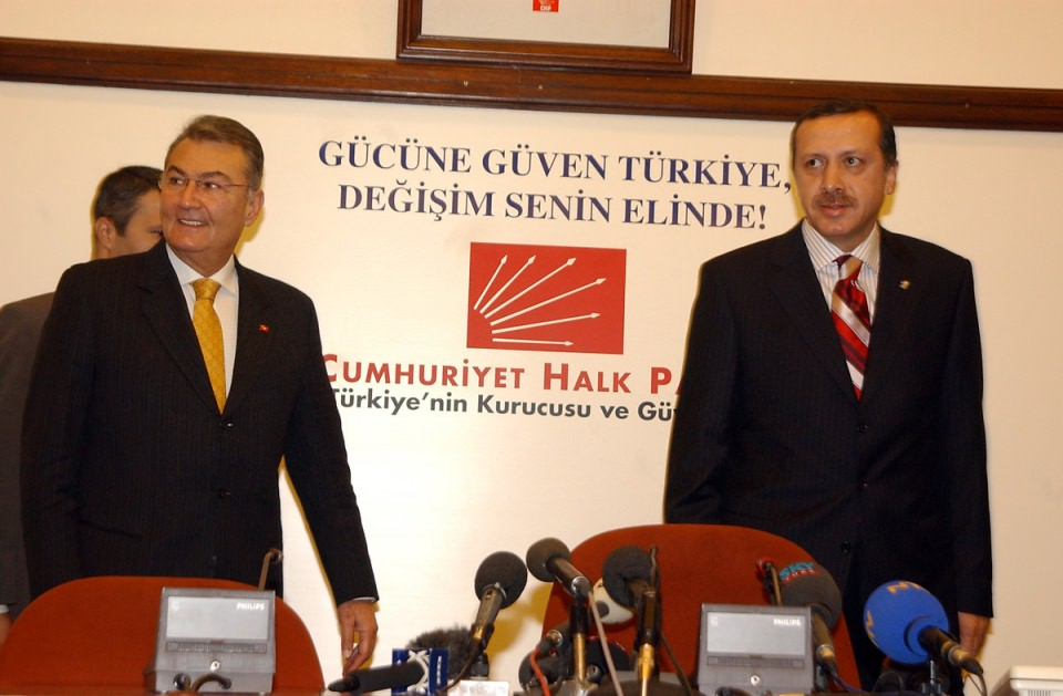 <p>AK Parti Genel Başkanı Recep Tayyip Erdoğan, Çevre Sokak'ta bulunan CHP Genel Merkez'inde CHP Genel Başkanı Deniz Baykal ile biraraya geldi.</p>

<p><br />
- 17 Kas 2002</p>
