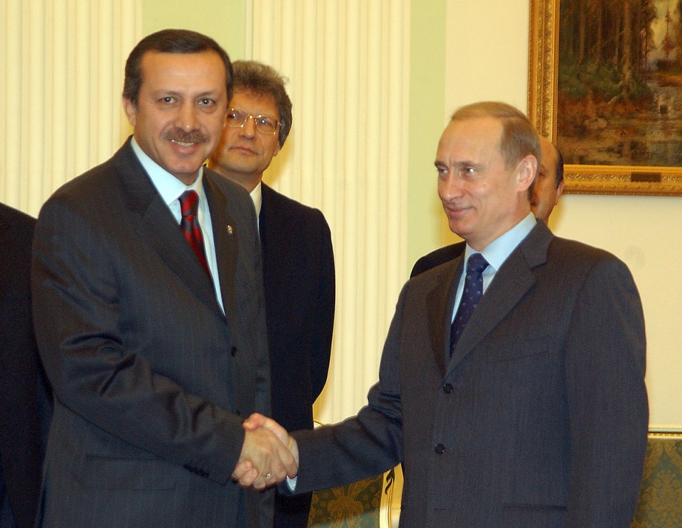 <p>Başbakan Recep Tayyip Erdoğan, Rusya Devlet Başkanı Vladimir Putin ile Kremlin Sarayı'nda bir araya geldi.</p>

<p><br />
- 24 Ara 2002</p>
