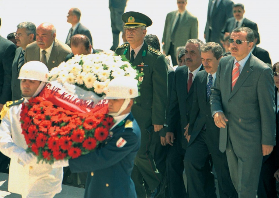 <p>AK Parti Genel Başkanı Recep Tayyip Erdoğan ve kurucular kurulu üyeleri, 2. kuruluş yıldönümü dolayısıyla Anıtkabir'i ziyaret etti.</p>

<p>- 14 Ağu 2003</p>
