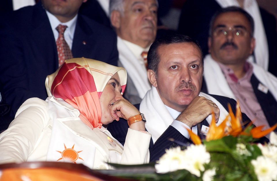 <p>Başbakan Erdoğan, eşi Emine Erdoğan ile birlikte AK Parti Genel Merkez Gençlik Kolları'nın 1. Olağan Büyük Kongresi'ne katıldı.</p>

<p>- 10 Nis 2005</p>
