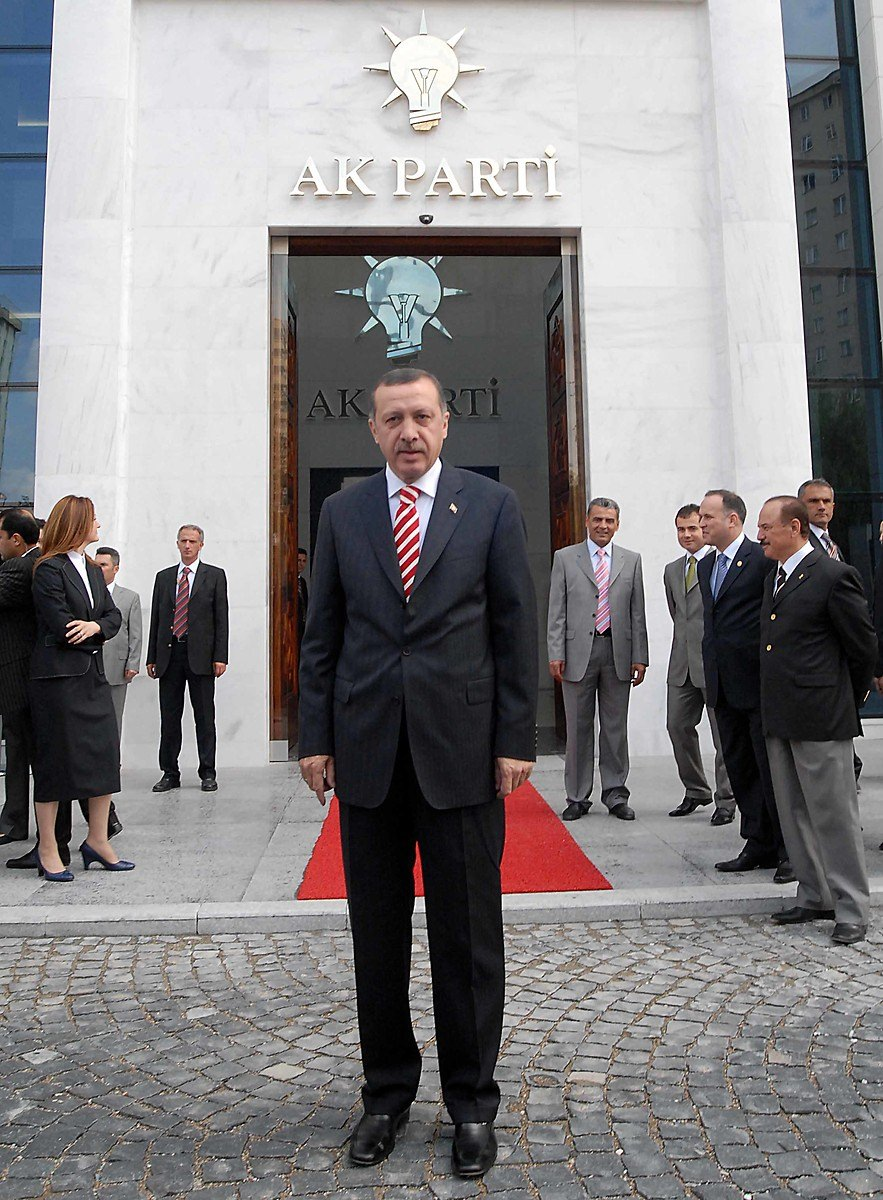 <p>AK Parti Yeni Genel Merkezi törenle açıldı.</p>

<p><br />
- 12 Haz 2007 </p>
