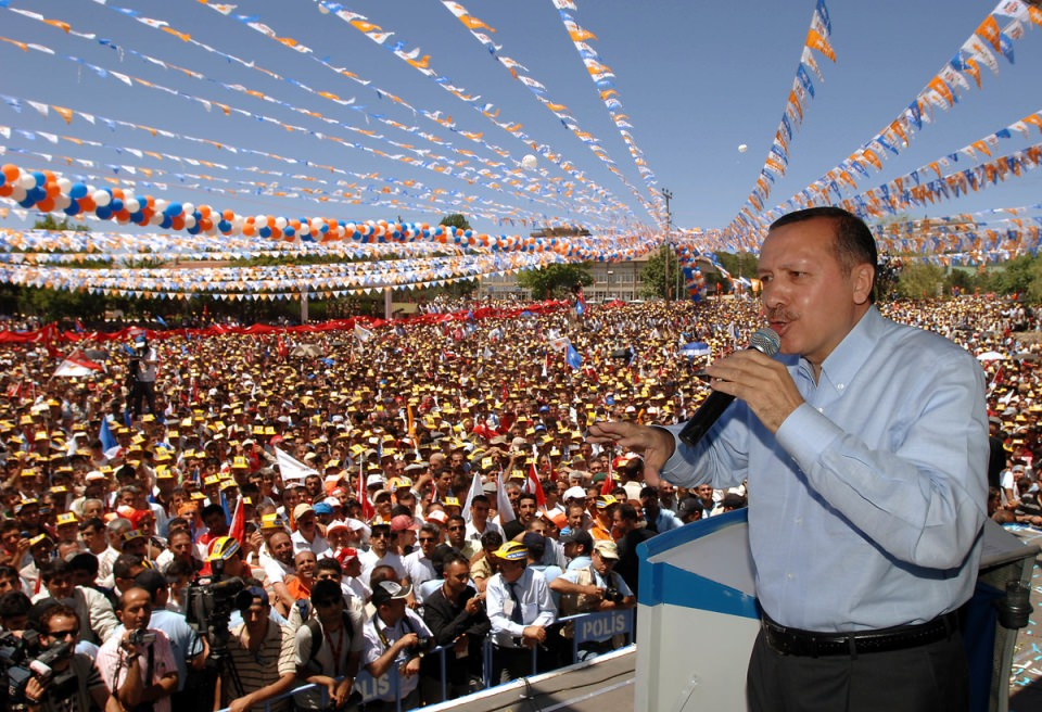 <p>Ak Parti genel başkanı ve Başbakan Recep Tayyip Erdoğan, Dışişleri bakanı Abdullah Gül ile partisinin Elazığ'daki mitingine katıldı.</p>

<p><br />
- 23 Haz 2007</p>
