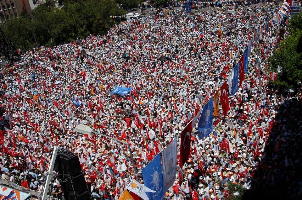 <p>Başbakan Recep Tayyip Erdoğan, AK Parti'nin Uşak'ta düzenlediği mitinge katılarak vatandaşlara hitap etti. Erdoğan daha sonra TOKİ'nin düzenlediği anahtar teslim törenine katıldı.</p>

<p> </p>

<p>- 24 Haz 2007</p>
