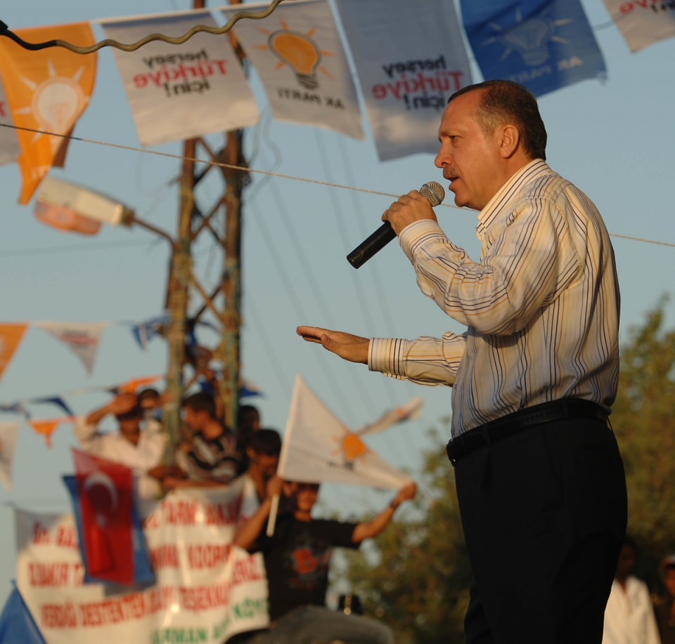 <p>Başbakan Recep Tayyip Erdoğan, Dışişleri Bakanı Abdullah Gül ve partiye yeni katılan Ertuğrul Günay 2007 seçim turunda Diyarbakır'da miting düzenledi.</p>

<p> </p>

<p>- 24 Haz 2007</p>
