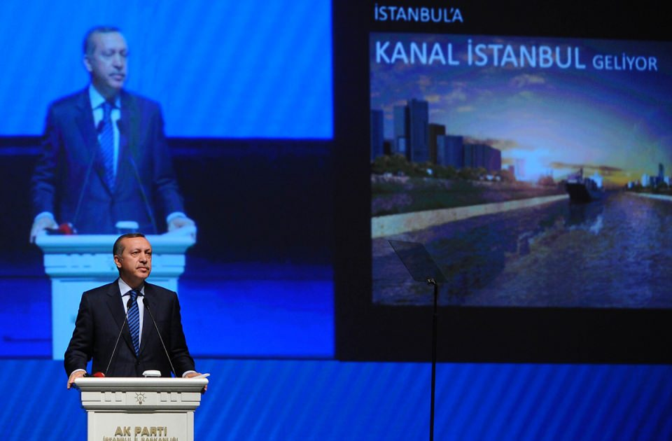 <p>Ak Parti Genel Başkanı ve Başbakan Recep Tayyip Erdoğan çılgın proje olarak adlandırılan Kanal İstanbul isimli projesini İstanbul Kongre Merkezi'nde açıkladı.</p>
<p> </p>
<p>- 27 Nis 2011</p>