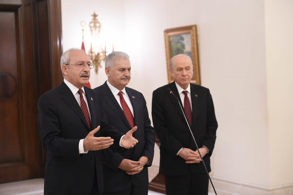 <p>Başbakan Binali Yıldırım’ın daveti üzerine Çankaya Köşkünde gerçekleşen liderler zirvesi sona erdi.Zirve sonrasında Başbakan Yıldırım, Cumhuriyet Halk Partisi Genel Başkanı Kemal Kılıçdaroğlu ve Milliyetçi Hareket Partisi Genel Başkanı Devlet Bahçeli basın mensuplarına açıklamalar yaptı. </p>

<p>- 14 Ara 2016</p>
