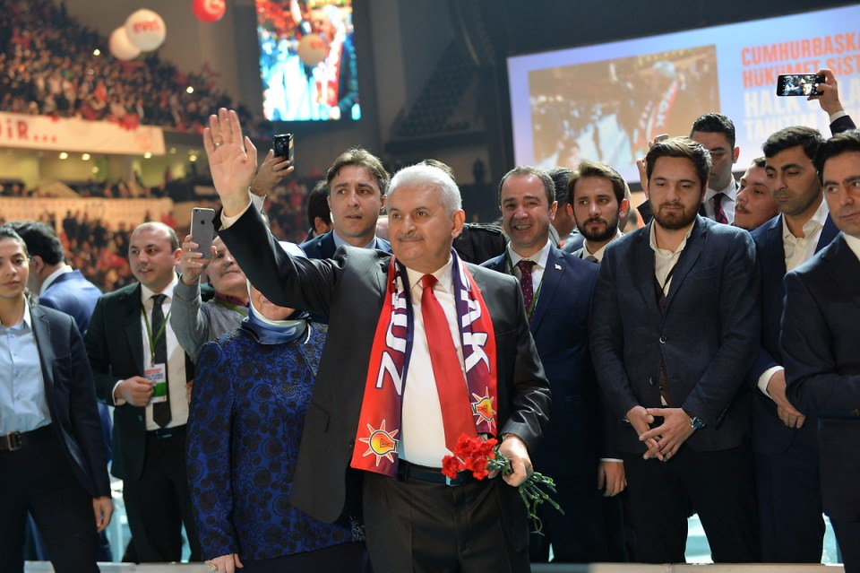 <p>AK Parti'nin referandum kampanyasına, Başbakan Binali Yıldırım ve partililerin katılımıyla, Ankara'dan start verildi. AK Parti'nin Cumhurbaşkanlığı Hükümet Sistemi Halk Oylaması Tanıtım Toplantısı, bugün Ankara Arena Spor Salonu'nda yapıldı.</p>

<p>- 25 Şub 2017</p>
