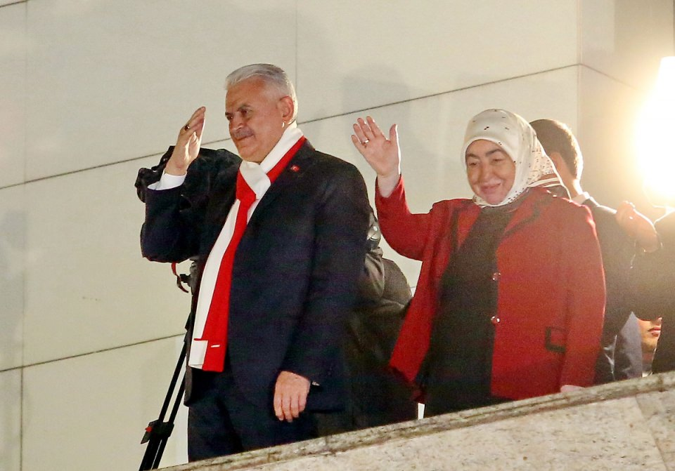 <p>Başbakan Binali Yıldırım, Cumhurbaşkanlığı Hükümet Sistemi'ne geçişi öngören Anayasa değişikliği referandumundanda sonra AK Parti Genel Merkezi önüne gelen partililere seslendi.</p>

<p>- 16 Nis 2017</p>
