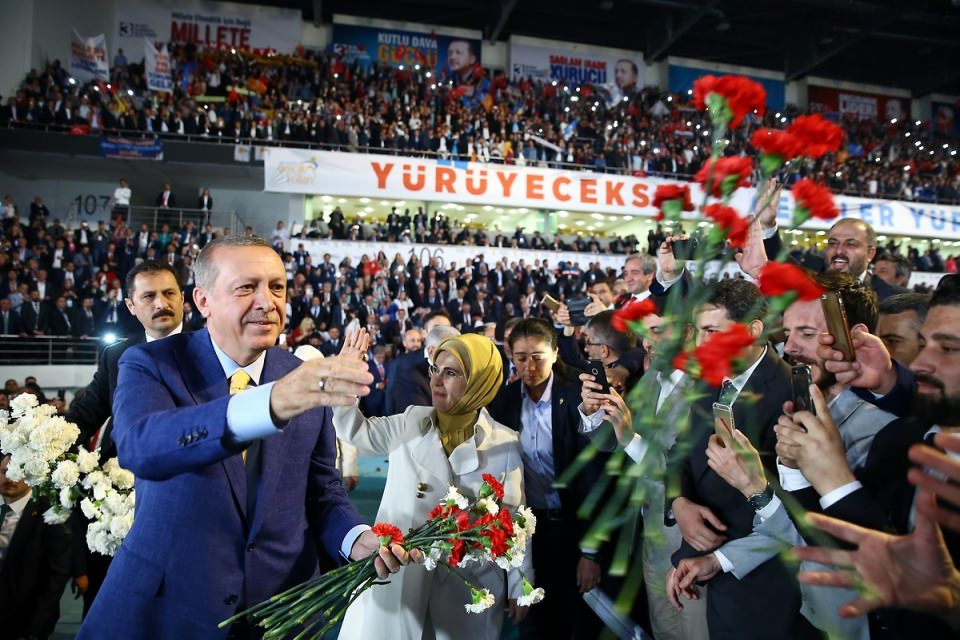 <p>Cumhurbaşkanı Recep Tayyip Erdoğan, AK Parti Olağanüstü Büyük Kongresi’nde AK Parti Genel Başkanlığına seçiliyor. Ankara Arena Spor Salonu'na girişlerde olağanüstü güvenlik tedbirleri alınırken, salondaki keskin nişancılar dikkati çekti. Yabancı ülke büyükelçileri de localardan izledi. Salonda Türkiye’nin dört bir yanından gelen partililerin coşkusu vardı. <br />
<br />
- 21 May 2017</p>
