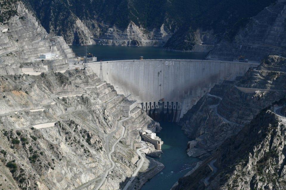 <p><strong>Deriner Barajı'ndan ekonomiye büyük katkı</strong></p>

<p>Bölge illeri arasında en büyük barajlar Artvin'de Çoruh Nehri üzerine inşa edildi. Bu barajlar, ülkenin elektrik enerji üretimine büyük katkı sağlıyor. </p>

