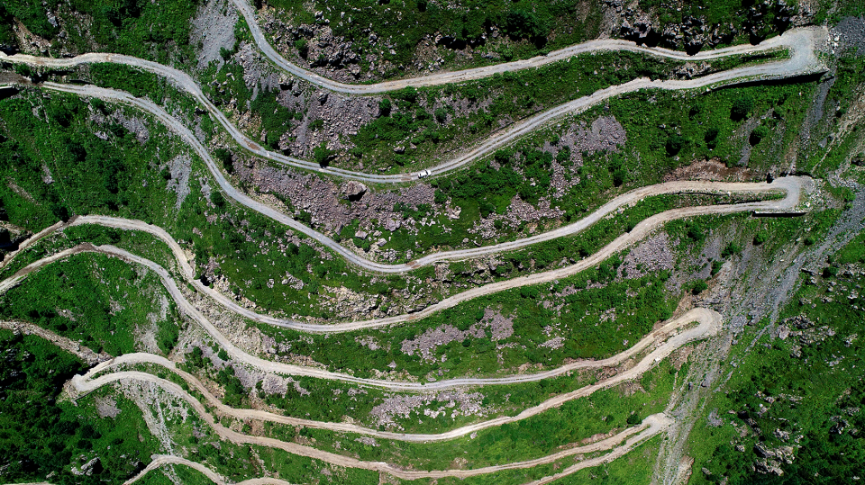 <p>Trabzon-Bayburt arasındaki dağ yamaçlarında yer alan ve "dünyanın en tehlikeli yolu" seçilen Derebaşı Virajları, doğa tutkunları için turizme kazandırılacak. </p>
