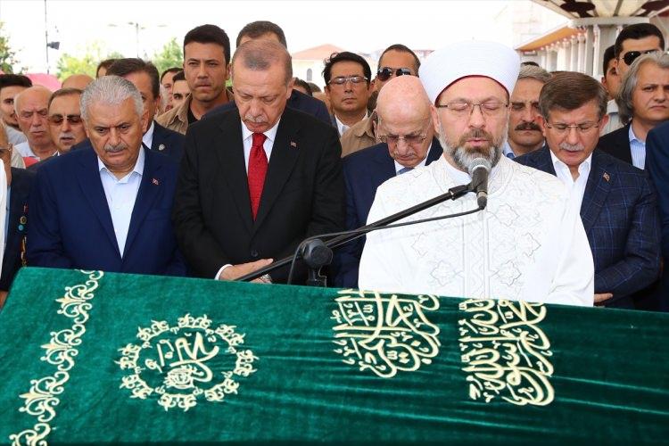 <p>Tören de Cumhurbaşkanı Erdoğan da kısa bir konuşma yaptı. Erdoğan, 2019 yılının "Prof. Dr. Fuat Sezgin İslam Bilim Tarihi Yılı" olarak ilan edileceğini kaydetti.</p>
