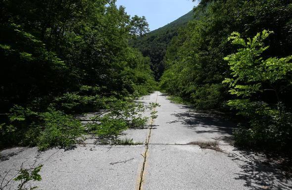 <div>Dönemin en önemli askeri üslerinden Zeljava'nın bugünkü halinin çok üzücü olduğunu anlatan Jasarevic, iki ülkenin sınırında olduğu için yeniden askeri çalışmalar yapmanın artık mümkün olmadığını dile getirdi.</div>

<div> </div>
