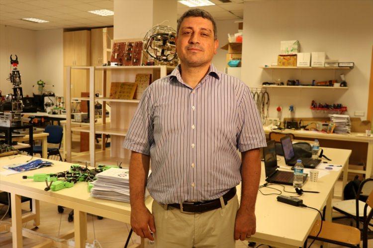 <p>Bingül, laboratuvarda gerçek sistemler üzerinde çalıştıklarını belirterek, savunma sanayisinde karşılaşılan problemleri çözmek için mekatronik sistemler geliştirdiklerini, bunların tasarımını ve kontrol algoritmalarını yaptıklarını anlattı. Mekatronik bölümü öğrencilerine "6 bacaklı örümcek" projesini bitirme çalışması olarak verdiğini dile getiren Bingül, öğrencilerin bin 700 lira gibi kısıtlı bir bütçeyle projeyi başarılı şekilde gerçekleştirdiklerini söyledi.</p>

<p> </p>
