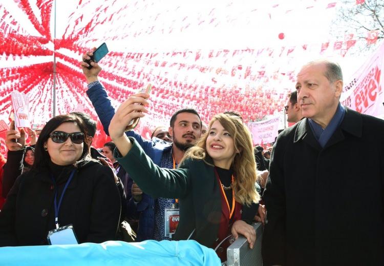 <p>Bu seçimin hemen ardından 21 Ekim 2007’de cumhurbaşkanının halk tarafından seçilmesi başta olmak üzere Anayasa’nın bazı maddelerinde yapılan değişiklik halkoyuna sunuldu.</p>

<p> </p>
