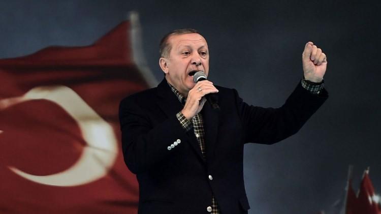 <p>Erdoğan, siyasi hayatında parti lideri olmadığı dönemde 3 kez seçim kaybetti. 28 Eylül 1986’da Necmettin Erbakan’ın siyasi yasaklı olduğu milletvekilliği ara seçimlerinde İstanbul’dan aday oldu. Ancak partisi yüzde 5.5 aldığı için seçilemedi.</p>
<p> </p>