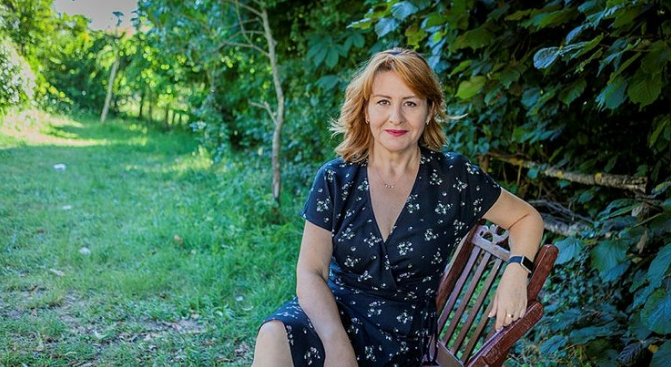 <p>Özlem Türkad mide küçültme  ameliyatıyla ilgili şunları söyledi: <strong>"İki reaksiyon var. Bir grup 'Ne kadar tatlıydınız' derken diğer taraf 'Fit olmak size çok yakıştı' diyor. Kiloluyken fettan kadın rolleri vermediler, artık acısını çıkaracağım"</strong></p>

<p> </p>
