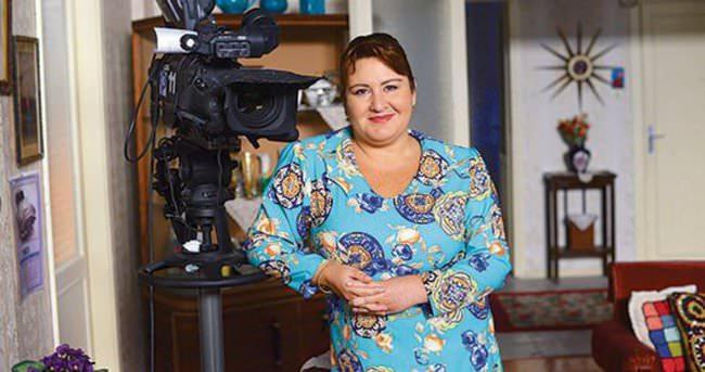 <p><strong>ÖZLEM TÜRKAD DEĞİŞİMİ!</strong></p>
<p>48 yaşındaki oyuncu 2015 yılında Ömer Aldemir ile dünya evine girdi. Tiroit tedavisi gören oyuncu bir türlü kilo veremiyordu. Sağlık sorunları yaşamaya bailayan oyuncu mide küçültme ameliyatı olmaya karar verdi. </p>