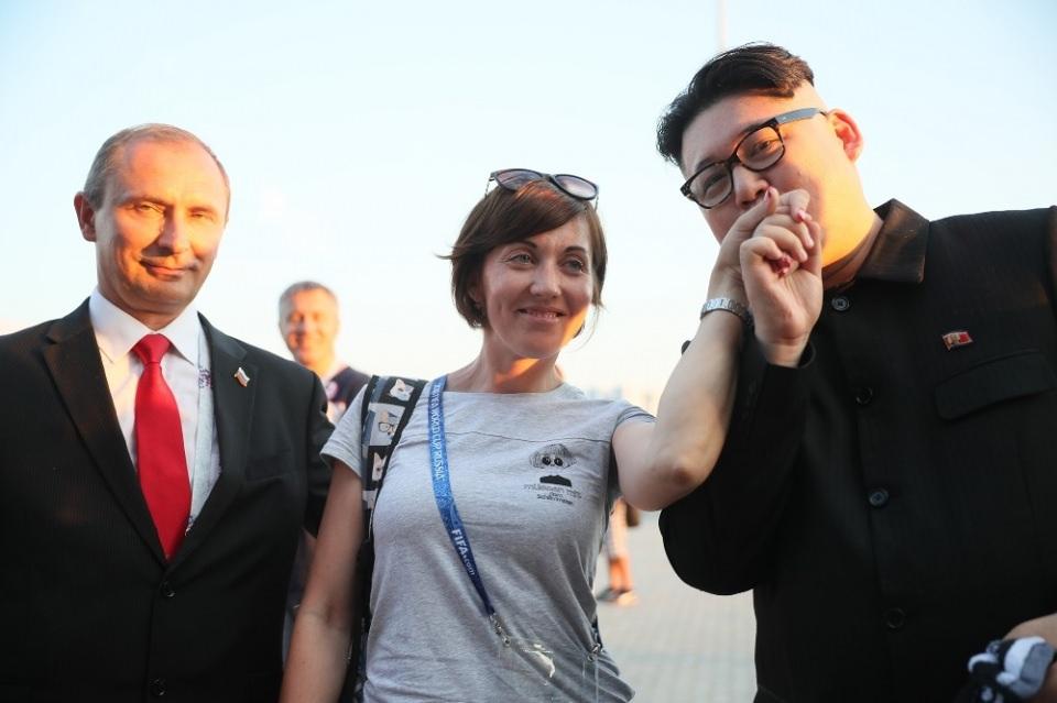 <p>Kuzey Kore lideri Kim Jong-un ve Rusya Devlet Başkanı Vladimir Putin&rsquo;in benzerleri, 2018 FIFA D&uuml;nya Kupası kapsamında Samara şehrindeki oynanan Rusya-Uruguay ma&ccedil;ını izlemek i&ccedil;in stadyuma geldi. Samara şehrindeki stadyumda Rusya Devlet Başkanı Vladimir Putin&rsquo;in benzeri olan Rus komedyenle bir araya gelen Kim Jong-un benzeri sosyal medyada fenomen oldu. Ma&ccedil;a gelen taraftarlar arena &ouml;n&uuml;nde Putin ve Kim&rsquo;in benzeri ile saatlerce fotoğraf &ccedil;ektirdi. Kim Jong-un a benzeyen adamın kimliği ile alakalı sorular cevapsız kaldı. Ma&ccedil;ı izlemeye gelen taraftarlar sosyal medyada Kim Jong-un i&ccedil;in "Rusya&rsquo;yı desteklemeye geldi" başlıkları ile fotoğraflar paylaştılar. Rusya&rsquo;nın Uruguay&rsquo;a yenilgisinden sonra ise "Kim Jung-un Rusya&rsquo;ya yardım edemedi" etiketleri ve haber başlıkları soya medyada tıklanma rekorları kırdı. Kuzey Kore liderine benzeyen bu adamın nereden geldiği ve kimliği şimdilik bilinmiyor.&nbsp;</p>

<p>&nbsp;</p>
