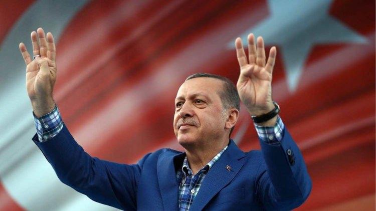 <p>Siyasete kendi tarzını yerleştirdi, tarzından hiç geri adım atmadı. Kendisini ve tarzını her zaman hesapsız seven, her şartta tutan bir kitle olduğu gibi kendini peşinen “Erdoğan karşıtı” olarak konumlandıran bir kitle de oldu, birbirleriyle hep mücadele ettiler.</p>
<p> </p>