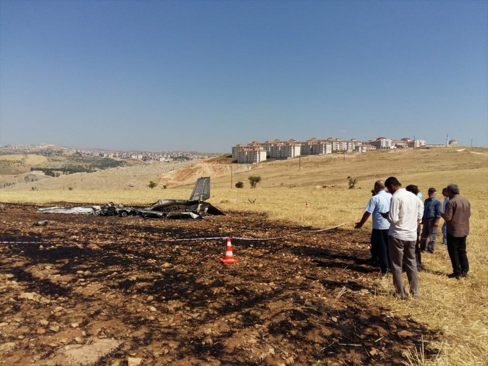 <p>Adıyaman'ın Besni ilçesi yakınlarına, Gaziantep Üniversitesi'ne ait eğitim uçağının düşmesi sonucu kursiyer pilot Mehmet Önal (40) yaşamını yitirdi.</p>
<p> </p>