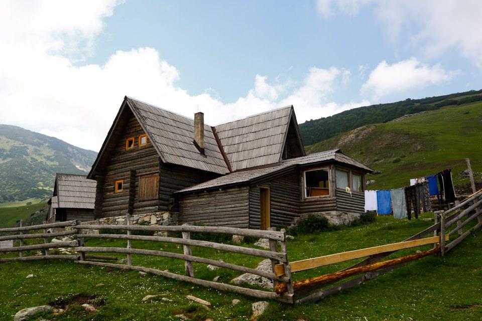 <p>Gürültüden uzak, büyük çoğunluğunda elektriğin olmadığı, doğa ile baş başa tatil imkanı sunan Prokosko, son dönemde Bosna Hersek'i ziyaret eden yabancıların gözde adresleri arasına adını yazdırdı.</p>
