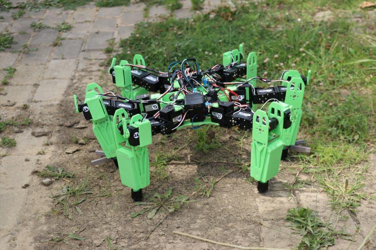 <p>Kocaeli Üniversitesi (KOÜ) öğrencileri, zorlu arazi şartlarında yapılan askeri operasyonlarda saldırı amaçlı kullanılabilecek 6 bacaklı örümcek robot geliştirdi.</p>
