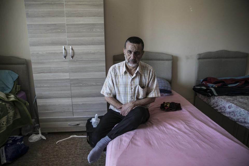 <p>Doğu Guta'dan tahliyelerine bir ay kala savaş uçaklarından atılan bombaların bulundukları sığınak ve evlerine isabet etmesi sonucu görme kaybı yaşayan Muhammed Bessam El Meydani (57), Sair Hubbolla (30) ve 2 yaşındaki Mutasimbillah Abidrabbo, tedavi olabilmek için kendilerine uzanacak yardım elini bekliyor. </p>
