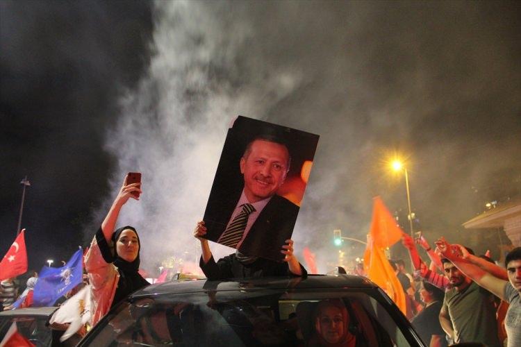 <p>Türkiye'deki oy kullanma işlemlerini ve sonuçların ilanını yakından izleyen Avrupa basınından, seçim öncesi muhalefete destek veren ve Cumhurbaşkanı Recep Tayyip Erdoğan'a karşı birleşilmesi çağrısı yapan medya kuruluşları, bu tutumlarını sonuçlardan sonra da devam ettirdi.</p>
