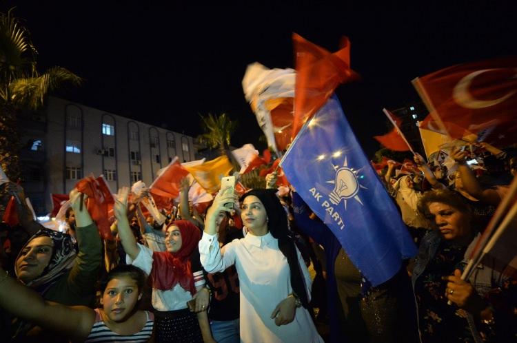 <p>Türkiye’deki seçimin Bulgaristan’da önde gelen haberlerin arasında yer aldığını belirten BNT, izleyicilerin katıldığı haftalık oylamasında seçimin “haftanın en önemli haberi olarak” ortaya çıktığını açıkladı.</p>
