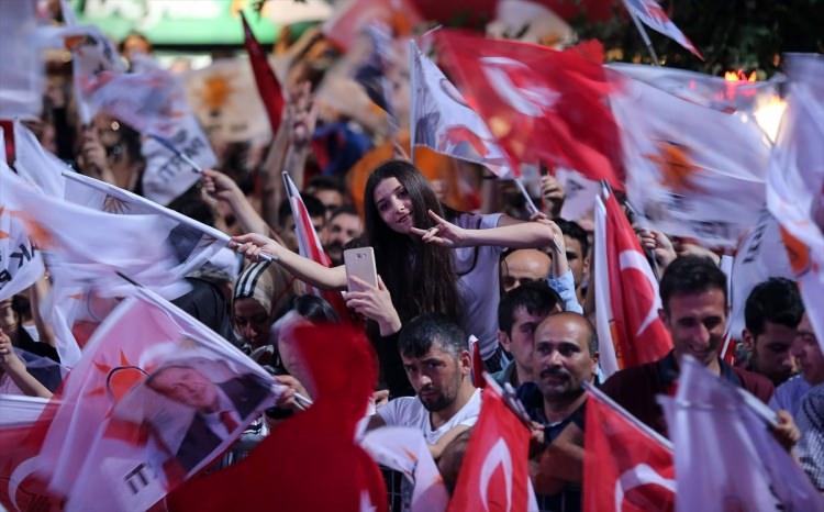 <p>“Türkiye'de heyecanlı bir seçim akşamı: Sayılarda anlaşmazlık var,” başlığını atan kamu yayın kuruluşu NOS da AA ile kimi "gözlemcilerin" aktardığı sonuçların farklı olduğunu savundu.</p>
