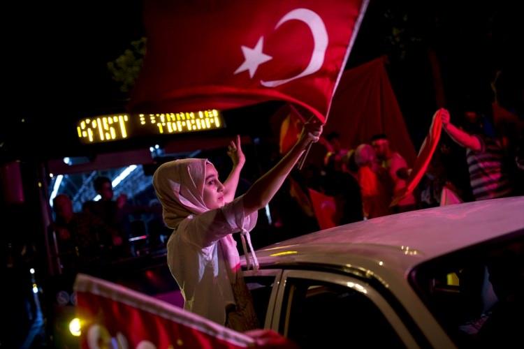 <p>Bosna Hersek'in en çok okunan gazetelerinden Dnevni Avaz haberinde Bosna Hersek Devlet Başkanlığı Konseyi Başkanı Bakir İzetbegovic'in Erdoğan'ı tebrik mesajına yer verdi.</p>
